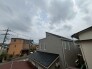 空の広がりを感じながら、落ち着いた住宅街の穏やかな日常に溶け込む心地よい眺望です。