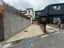 周囲の建物と調和する、落ち着いた佇まいの敷地が日々の暮らしを穏やかに整えてくれます。