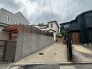 落ち着いた住宅街に溶け込み、日々の暮らしに心地よい静けさとプライベート感をもたらす住環境です。