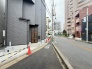 落ち着いた色合いの外壁が街並みに馴染む、洗練された佇まいの外観です。