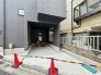 洗練されたダークトーンの外観が際立つ、落ち着きのある佇まいです。