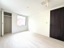 白を基調としたすっきりとした空間に濃色の建具が映える落ち着きのある室内