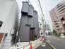 洗練された佇まいが街並みに馴染む、落ち着いた雰囲気をまとう外観デザイン