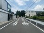 空が広く感じられる見通しの良い道路が、日々の暮らしの始まりと帰路を穏やかに包み込みます。