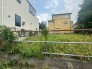 周囲の建物と程よい距離感を保ちながら、自分らしい住まいを自由に描ける広がりを感じる空間です。