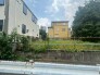 空を広く感じられる開放的な立地で、周辺環境と穏やかに調和する豊かな広がりを感じさせる場所です。