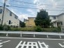 空と緑が調和する、落ち着いた住宅街の静かな日常がここにはあります。
