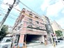 街並みに馴染みながら、穏やかな存在感を放つ落ち着いた佇まいの建物です。