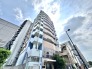 街の景観に調和しながら、凛とした存在感を放つ落ち着いた佇まいの外観です。