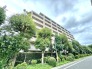 豊かな植栽が街並みに溶け込み、日々の暮らしに安らぎの潤いをもたらす落ち着いた佇まい。