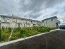 周囲の環境と調和しながら、穏やかで落ち着いた時間が流れる住環境が広がっています。