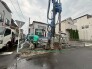 新しい暮らしの基盤が整えられていく、期待感に満ちた静かな街並みの風景です。