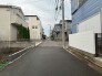 閑静な住宅街に位置し、日々の暮らしに穏やかな落ち着きをもたらす心地よい環境が広がっています。