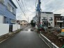 新しい住まいの基礎がつくられていく、穏やかな住宅街の風景です。