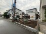 新しい暮らしの始まりを感じさせる、落ち着いた住宅街に位置する土地の様子です。