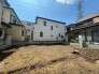 周囲に建物が適度に調和し、住まいの設計を自由に描き出せるゆとりある敷地です。