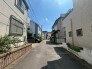 穏やかな空気が流れる住宅街の一角で、日々の暮らしに静かな安らぎを感じさせる環境です。