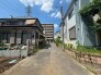 空を見上げて深呼吸したくなるような、穏やかで落ち着いた街並みの風景です。