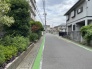 閑静な住宅街に位置し、日常の暮らしに安らぎを感じさせる落ち着いた雰囲気の周辺環境です。
