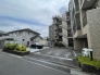 落ち着いた街並みに溶け込む、端正で穏やかな佇まいの住まいが日々の暮らしを包み込みます。