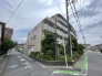周辺環境に穏やかに溶け込み、日常に安らぎを感じさせる佇まいが魅力です。