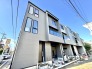 洗練された直線美が際立つモダンな佇まいは、街並みに調和しながらも確かな存在感を放ちます。