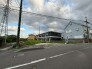 空が開けており、街並みの中に落ち着いた広がりを感じられる住環境です。