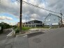 穏やかな住宅街に位置し、これからの暮らしを自由に描くことができる開放感のある敷地です。