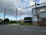 空が開けていて見通しが良く、ゆったりとした時間を過ごせそうな落ち着きのある街並みが広がっています。