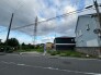 空が広く感じられる開放的な立地で、周辺には穏やかな住宅街の風景が広がっています。