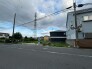 周辺環境との調和を感じられる、落ち着いた佇まいの広々とした敷地です。