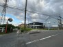 空が広く見渡せる開放的な環境で、穏やかな暮らしのベースとなる心地よい広がりを感じる立地です。