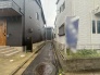 周囲の建物と程よい距離感が保たれた、静けさと落ち着きを感じさせる住環境です。