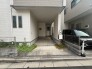 住まいの顔として落ち着いた佇まいを見せ、日々の暮らしを穏やかに受け入れる端正な外観デザインです。