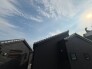 空に向かって伸びやかなシルエットを描く、落ち着いた佇まいが日々の暮らしに心地よい調和をもたらします。