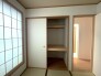 伝統的な意匠と現代的な設えが調和し、心穏やかに過ごせる落ち着きのある空間が広がります。