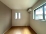 落ち着いた色合いの壁面がアクセントとなり、静かな時間を紡ぐ穏やかな空間が広がっています。