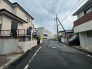 落ち着いた住宅街の雰囲気が漂い、日々の暮らしに静かな安らぎを感じさせる周辺環境が整っています。