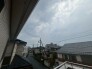 窓の外に広がる穏やかな街並みと、ゆったりとした時間が流れる心地よい眺望が毎日の暮らしを包みます。