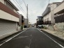 落ち着いた住宅街の雰囲気が漂い、日々の暮らしに穏やかな安らぎを感じられる住環境が整っています。