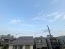 静かな住宅街の空に広がる雲が、日々の暮らしに穏やかな落ち着きと安らぎをもたらします。