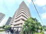 青空に向かって伸びやかにそびえ立つ、街の景観と調和した端正なフォルムの佇まい。
