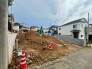 新しい暮らしの基盤となる、閑静な住宅街に位置した開放的な敷地です。