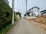 静かな住宅街に溶け込み、日々の暮らしが穏やかに流れる落ち着いた環境が広がっています。