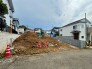 静かな住宅街に位置する、新しい暮らしの始まりを感じさせる広々とした敷地です。
