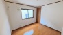 木目調の建具が落ち着きを添える、シンプルで飽きのこない穏やかな空間が広がります。