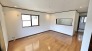 住まう人の個性を映し出す、すっきりと整えられた穏やかな空間が日々の暮らしを心地よく整えてくれます。