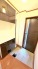 深い色調の建具が洗練された印象を与え、帰宅する人を穏やかに迎えてくれる端正な空間です。