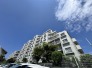 澄み渡る青空を背景に、端正なフォルムが街並みの中で静かな存在感を放っています。