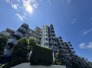 澄み渡る青空を背景に、端正なフォルムが街並みの中で静かな存在感を放っています。
